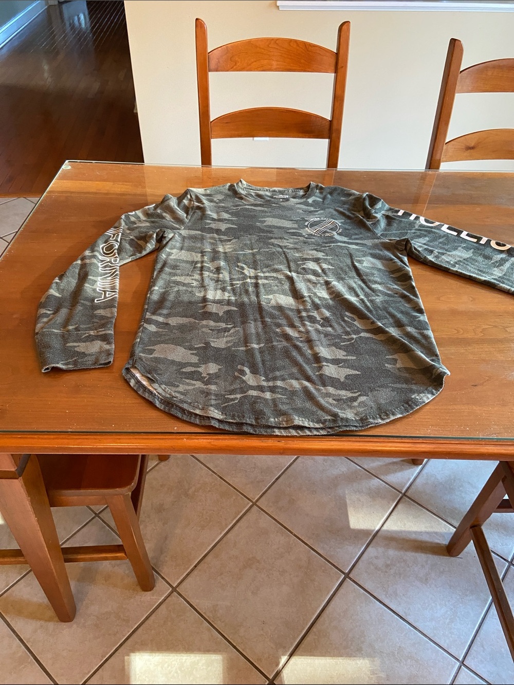 Hollister Youth Long Sleeve Olive Camo Graphic Tee. Soft Fabric Cool Back. M